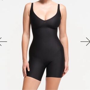 Skims Body Core Sculpt Plunge MidThigh Bodysuit Onyx